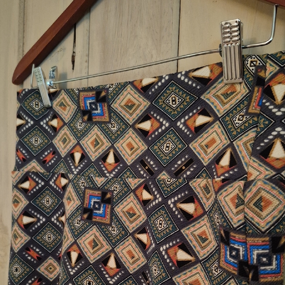 Stretchy Skirt With Aztec Pattern - Picture 3 of 9